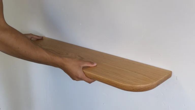 Schwimmende Holzregale: Design, Funktionalität und Wärme in einem einzigen Gestus