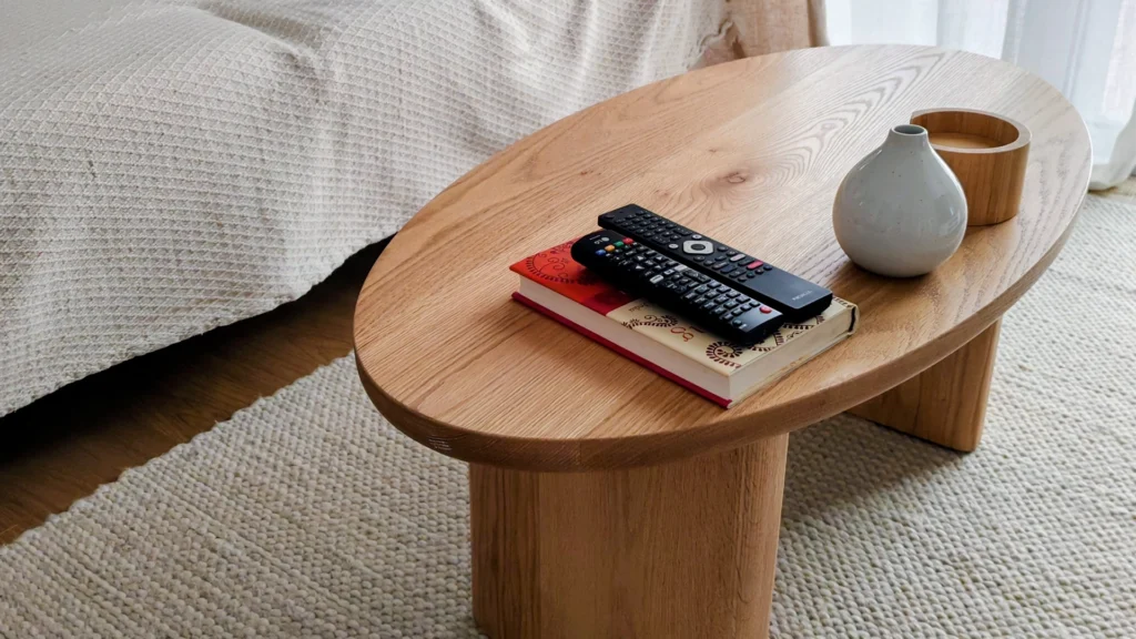 Mesas ovaladas Luma: diseño en madera de roble, calidez y funcionalidad