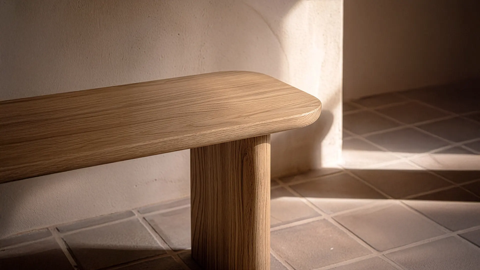 Cómo cuidar una mesa de madera maciza (y que siga igual dentro de 20 años) 2 Luz rasante sobre el tablero de roble macizo, con la veta y el brillo del barniz a la vista