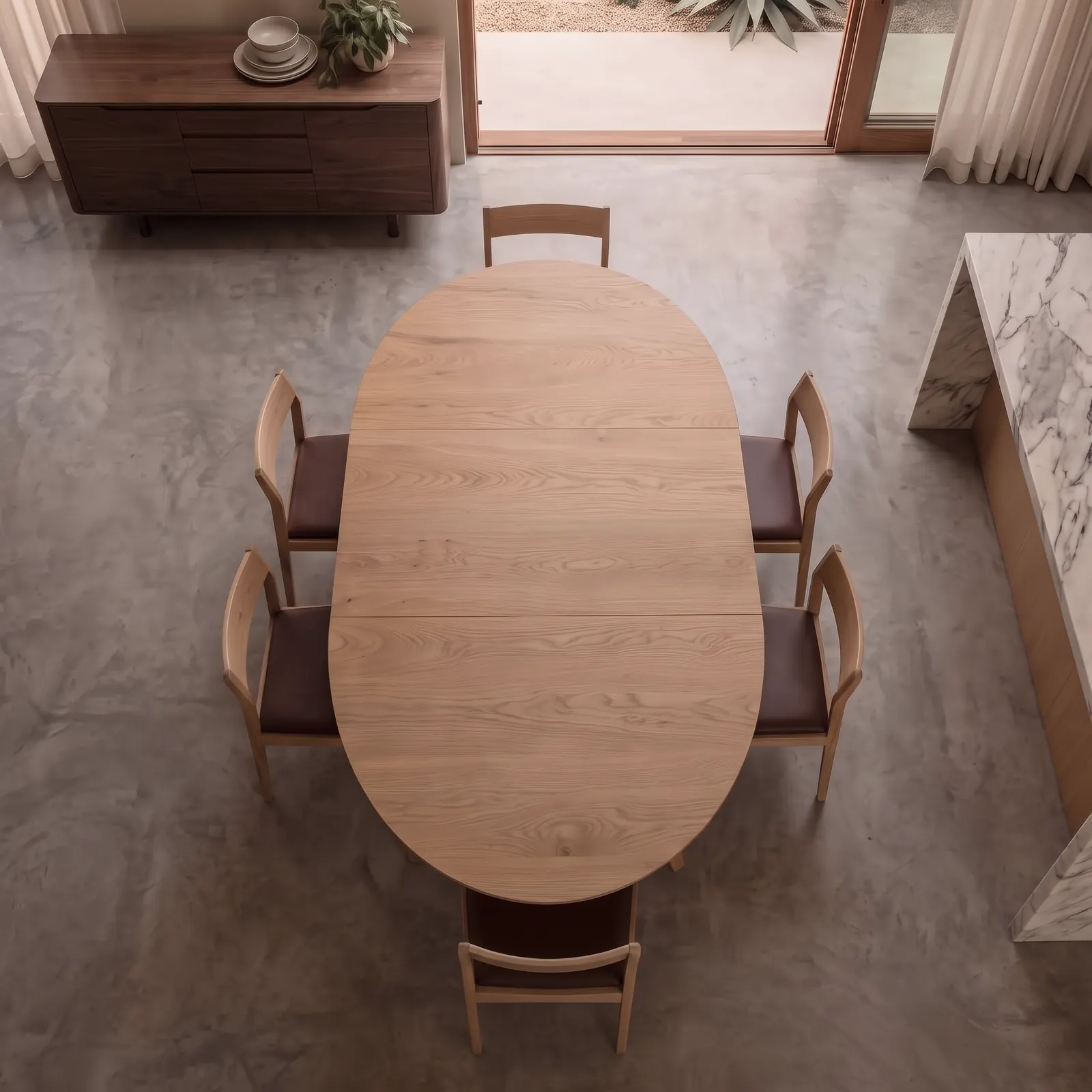 Derselbe Tisch mit einer Einlegeplatte, oval, mit sechs Stühlen