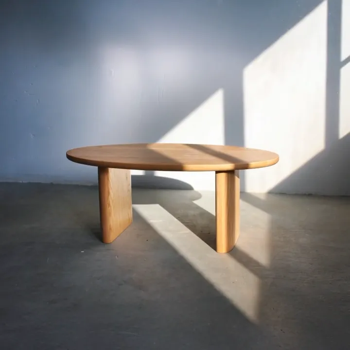 Mesa de madera maciza terminada en el taller de Studio Tablas